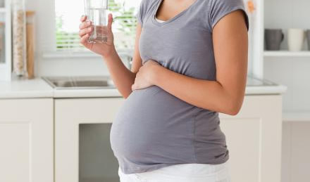 孕期睡着了憋尿会影响胎儿吗 孕妇晚上睡觉不小心憋尿危害