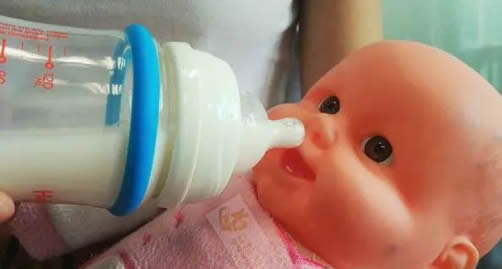 奶瓶喂养的正确方法步骤及图解(母乳喂养的姿势)