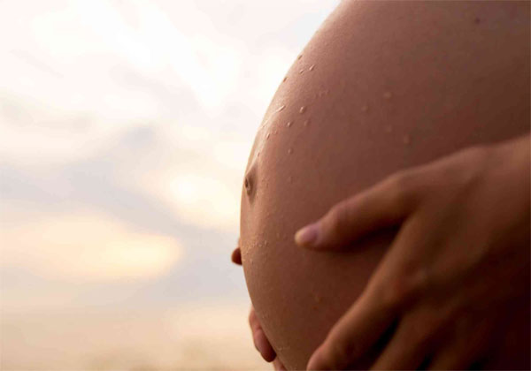 怀孕两个月小腹的图片(怀孕两个月的显怀特征)