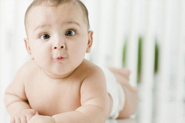 1一12个月宝宝行为表顺口溜(宝宝1~12个月行为变化)
