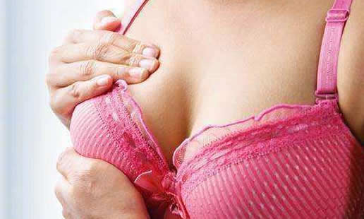 女人乳房一大一小是怎么回事(该怎么办)