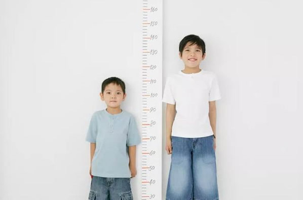 最新2022身高体重标准表儿童1到16岁(影响孩子的身高的因素)
