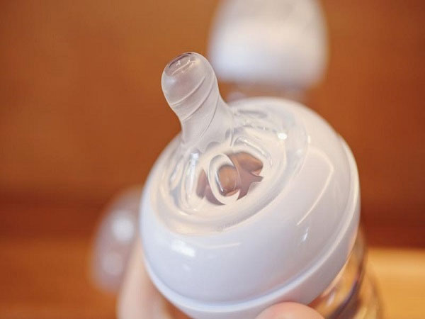 婴儿奶瓶为啥老胀气 防胀气奶瓶的正确使用方法