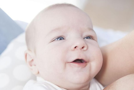 为什么宝宝在母乳喂养时会盯着看