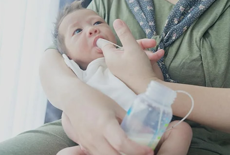 手指喂养婴儿方法(好处和缺点)