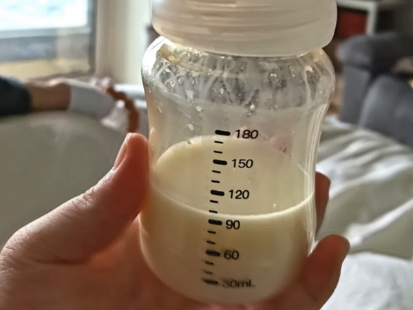 婴儿体重奶量标准表图(新生儿喂奶注意事项)