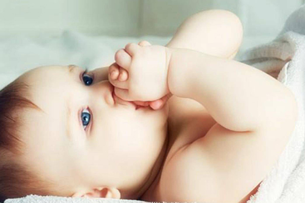 宝宝吃手越早是不是智商越高(高智商婴儿的表现)