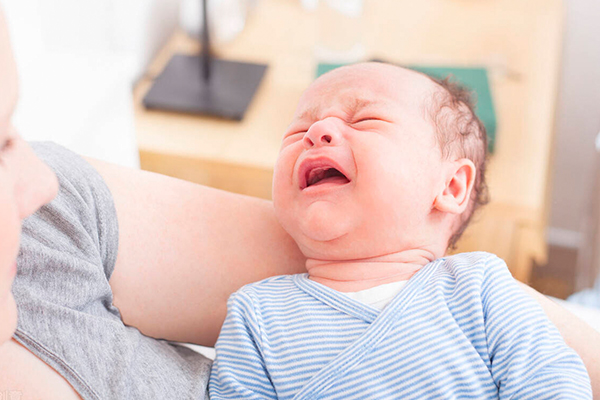 婴儿喂奶太勤的危害(新生儿吃奶过量的信号)