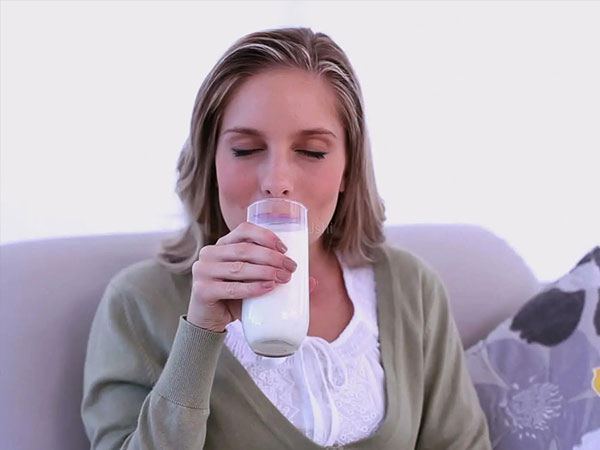 产妇坐月子不能喝牛奶的原因(产妇坐月子里能不能喝牛奶)
