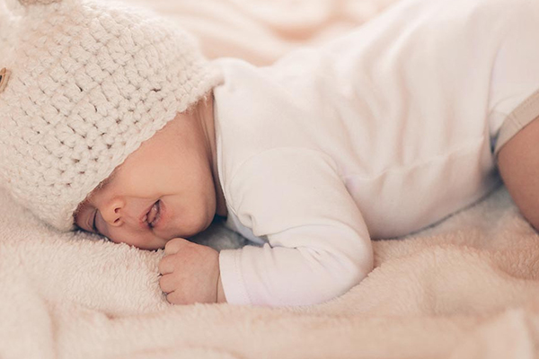 0到6个月新生儿跟谁睡比较好 6个月宝宝和妈妈睡大床还是婴儿床