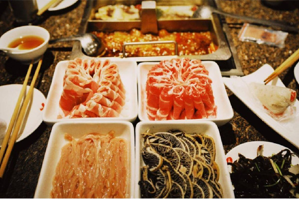 究竟谁在留宿海底捞 海底捞不辣的锅底哪个好吃