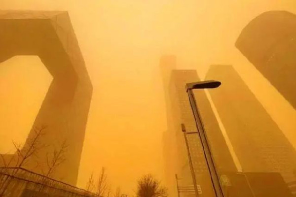 沙尘暴趁夜入京:口罩挡不住行人吃土 沙尘暴的危害有哪些