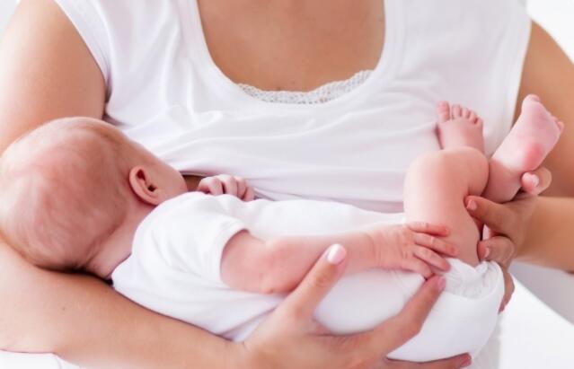 宝宝母乳吃不饱的表现(新生婴儿吃奶量标准表)
