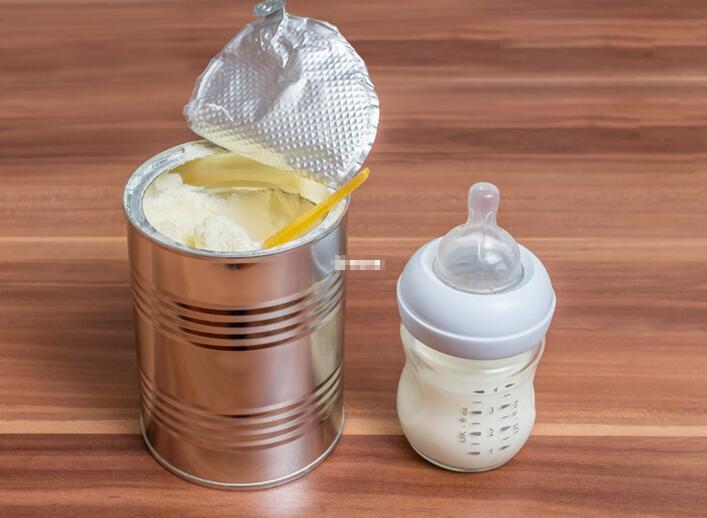 新生儿奶粉喂养的正确方法(奶粉冲泡期间的注意事项)