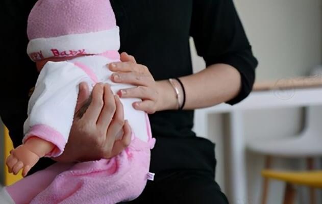 新生婴儿拍奶嗝的正确方法(如何判断宝宝需不需要拍嗝)