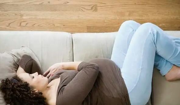 孕中期对睡觉姿势的要求(孕中期要避免的几种睡姿)