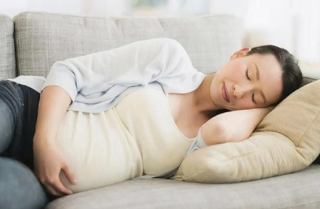 孕中期睡觉姿势是什么(孕期这几个睡姿一定要避免)
