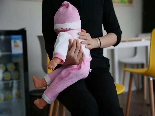 0到3个月的宝宝的抱姿是什么(正确的抱宝宝姿势有哪些)