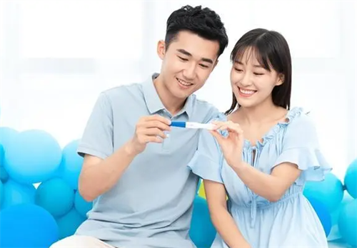 鲜红血vs暗红色血vs褐色分泌物：孕期出血颜色背后的健康提示！