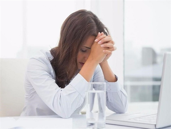 职场压力如何偷走男性生育力？应对不育的心理与生理双调节法