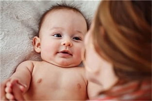 新生儿皮肤娇嫩期护理误区盘点！这些做法可能让宝宝更不舒服
