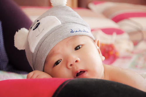 新生儿夜间哭闹原因排查与安抚护理！提升全家睡眠质量