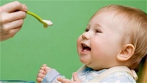 新生儿呛奶应急与日常喂养护理！减少吐奶风险的关键步骤