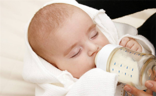 母乳不足还是信心不足？这5个信号说明宝宝真的吃饱了