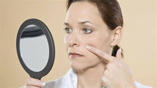 坐月子真的不能洗头洗澡吗？科学坐月子的10大误区辟谣