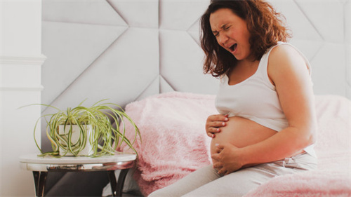 保胎期间一直有褐色分泌物正常吗？到底要不要绝对卧床休息