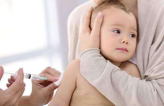 新生儿黄疸偏高一直退不下来,满月自费乙肝疫苗要推迟打吗？