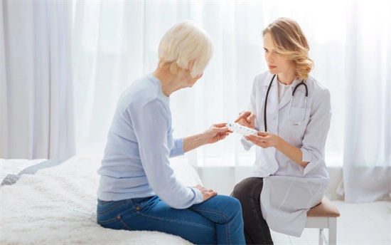 月经量突然变少且发黑？警惕卵巢早衰与宫腔粘连的早期信号