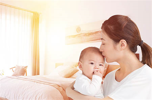 宝宝大口吐奶还从鼻子里喷出来？新手爸妈必学的呛奶急救法