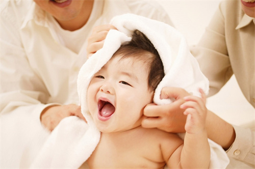 宝宝体温37.5℃算发烧吗？儿科护士长教你如何给新生儿量体温