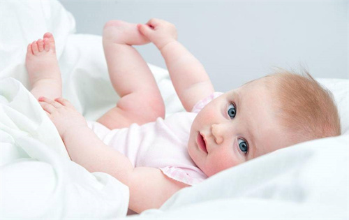 纯母乳宝宝也要喂水吗？解析6个月内婴儿补水的致命禁忌