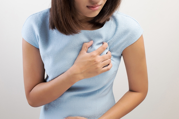 乳房一晃动就一颤一颤的怎么改善？是内衣太旧了吗