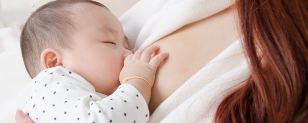 宝宝吸吮完乳房应该怎么处理？两个乳头