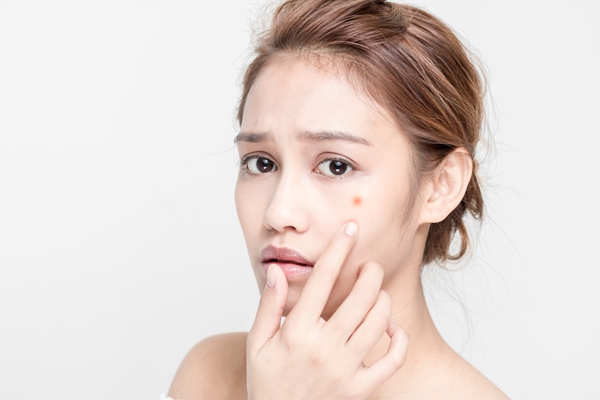 女人洗澡给男人喂奶会不会得白血病？皮肤接触会增加风险吗