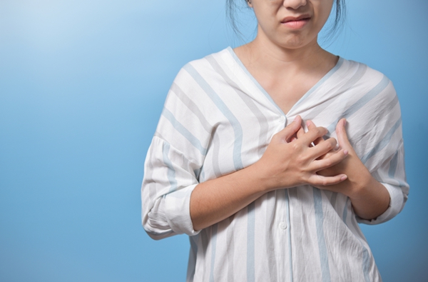 女生乳头大凸出乳晕小正常吗？夏季轻薄衣物下乳头显露的困扰