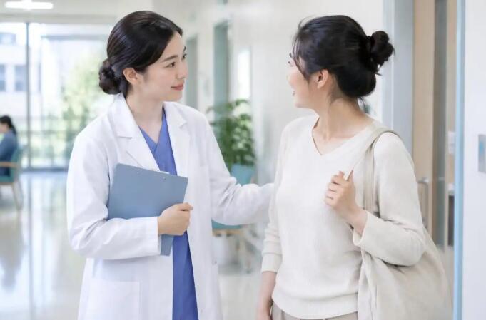 断奶期单侧涨奶怎么回事？多数是乳汁淤积，出现这些信号要警惕