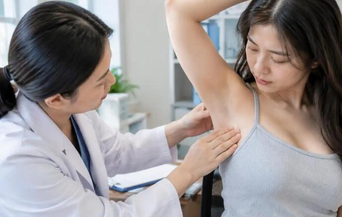 副乳里长了小米粒疙瘩，别急着挤！看3个关键区别，第2种情况要警惕