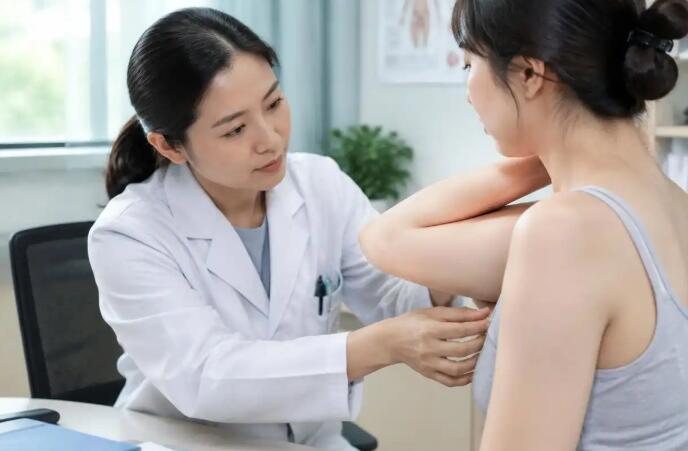 副乳里长了小米粒疙瘩，别急着挤！看3个关键区别，第2种情况要警惕