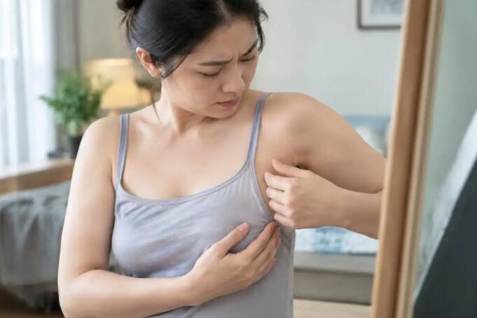 副乳里长了小疙瘩，别急着揉掉！看这4个区别，出现这些信号要及时检查