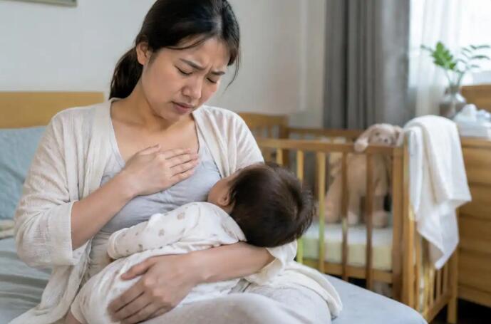 哺乳期胸疼别急着停奶！是正常胀奶还是乳腺炎？看3个区别，出现这些信号别