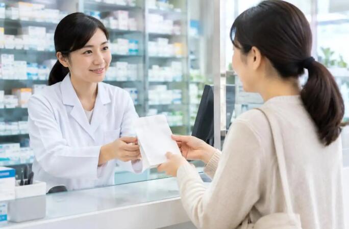 乳房胀痛有硬块，别等加重才就医！先看这3个信号：挂什么科、何时检查，一