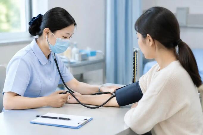 乳房胀痛有硬块什么原因？不一定是肿瘤，持续不退及时查