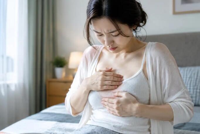 乳房胀痛有硬块什么原因？不一定是肿瘤，持续不退及时查