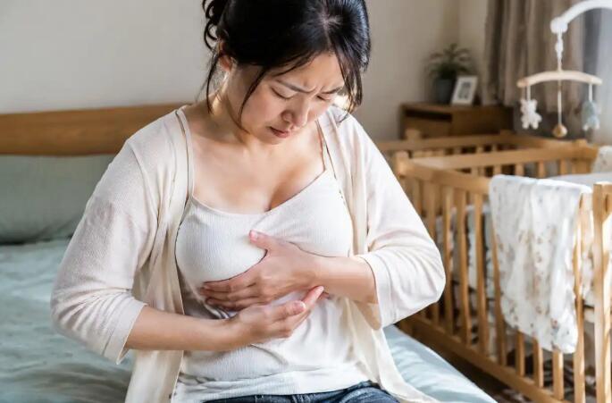 断奶时一侧乳房胀痛，别急着硬扛！两边感觉不一样正常吗？看3个区别，出现