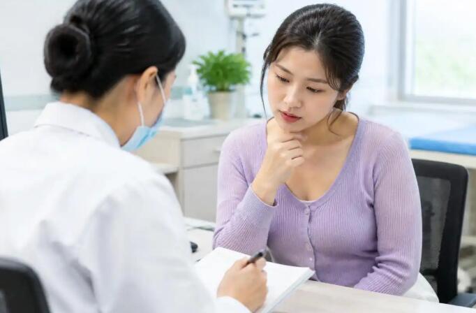 断奶期一个胸涨厉害一个没事怎么回事？不一定是异常，先看胀痛和伴随症状