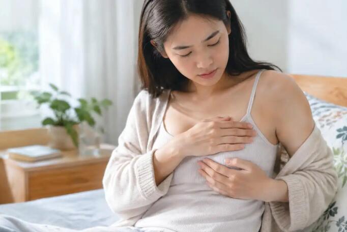 月经前两周乳房胀痛正常吗？多数是周期变化，出现这些信号要警惕